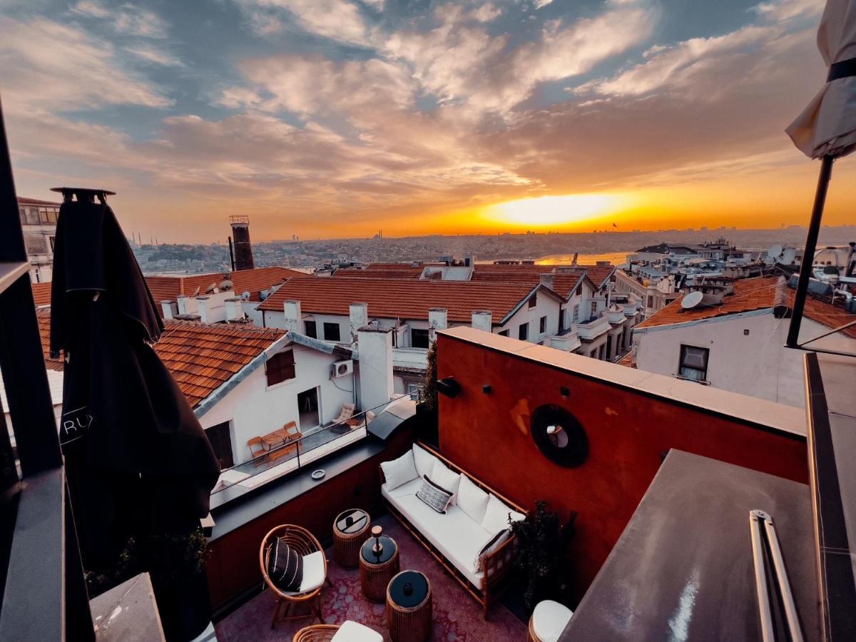 RUZ Hotels Istanboel Buitenkant foto Sunset over the rooftops of the city