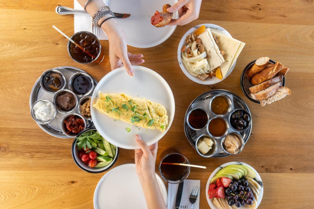 RUZ Hotels Istanboel Buitenkant foto Israeli breakfast