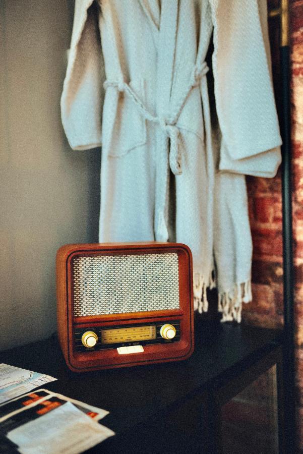 RUZ Hotels Istanboel Buitenkant foto A radio in a hotel room