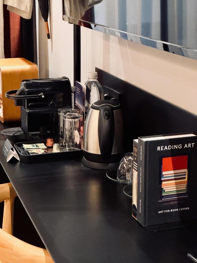 RUZ Hotels Istanboel Buitenkant foto A Nespresso machine in a hotel room