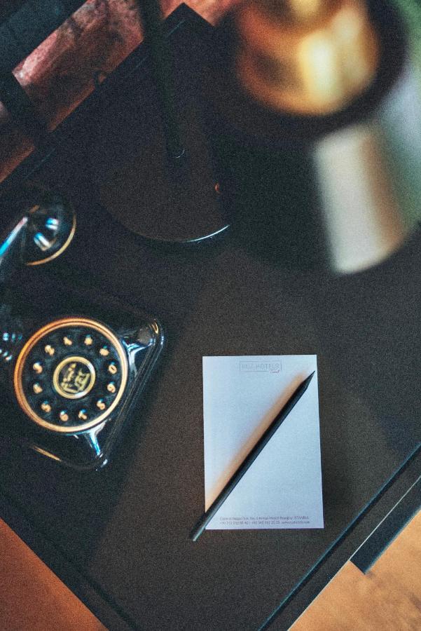 RUZ Hotels Istanboel Buitenkant foto A telephone with a built-in memo pad