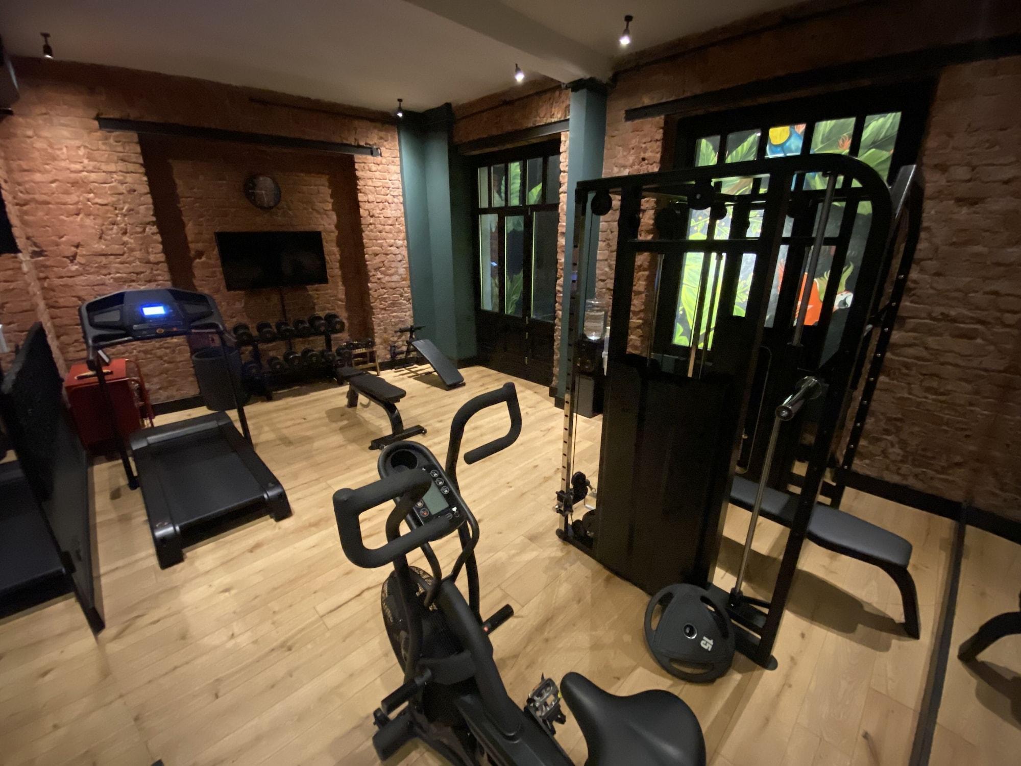 RUZ Hotels Istanboel Buitenkant foto The gym at the hotel