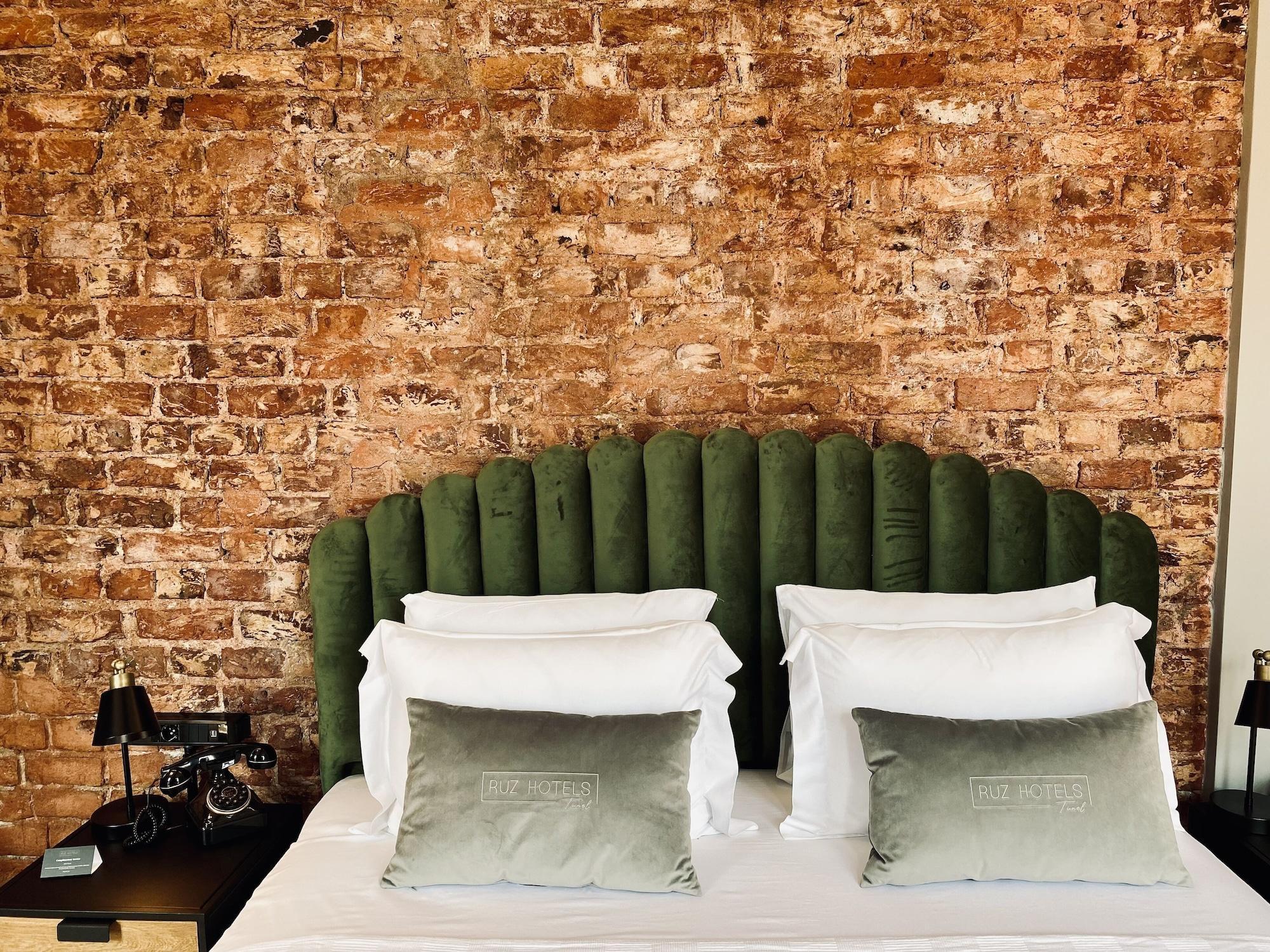 RUZ Hotels Istanboel Buitenkant foto A bed with two pillows