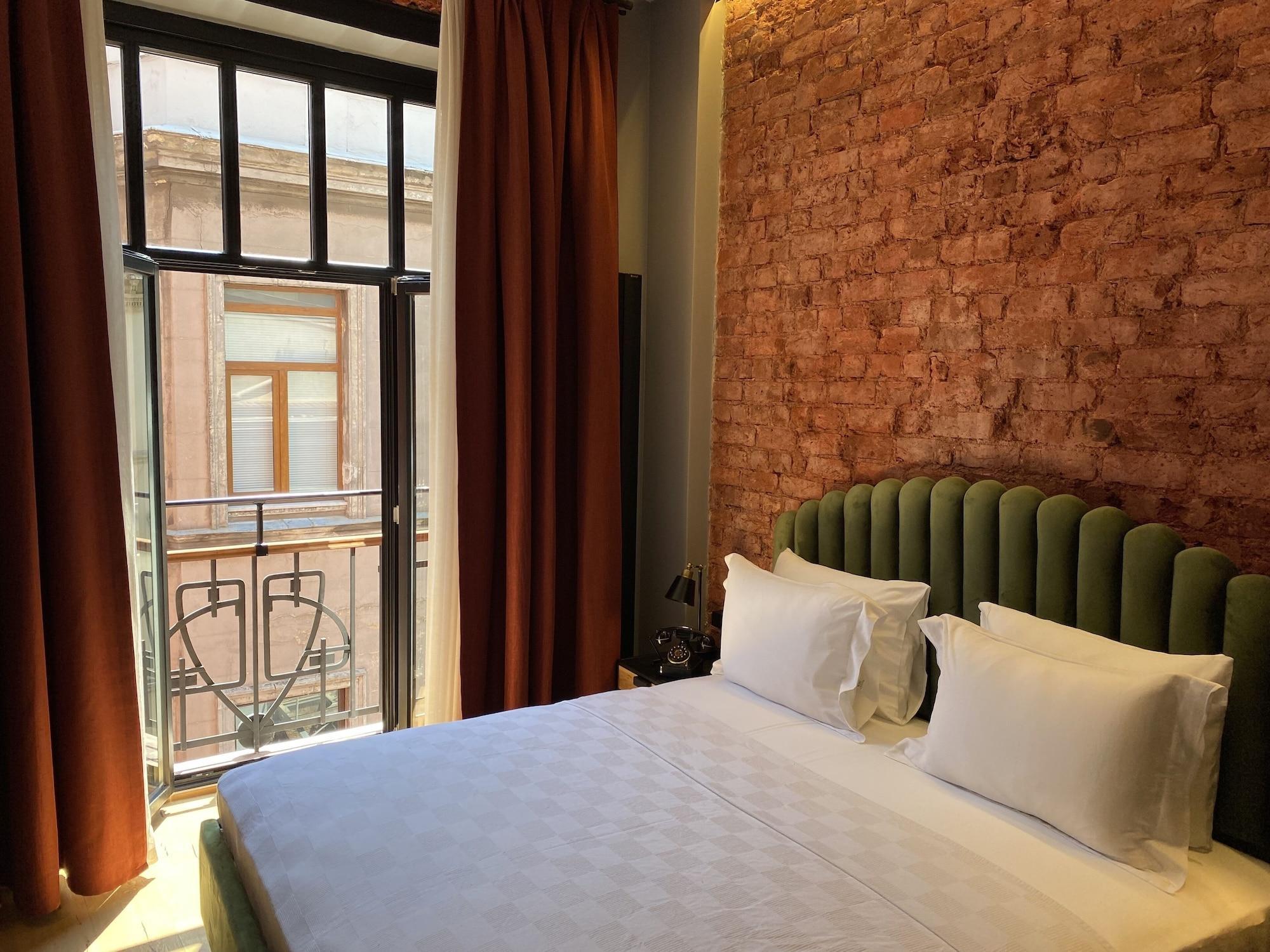 RUZ Hotels Istanboel Buitenkant foto A room at the hotel