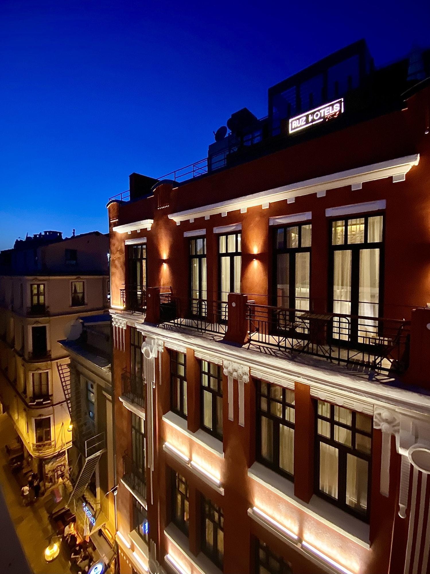 RUZ Hotels Istanboel Buitenkant foto The Hotel's facade