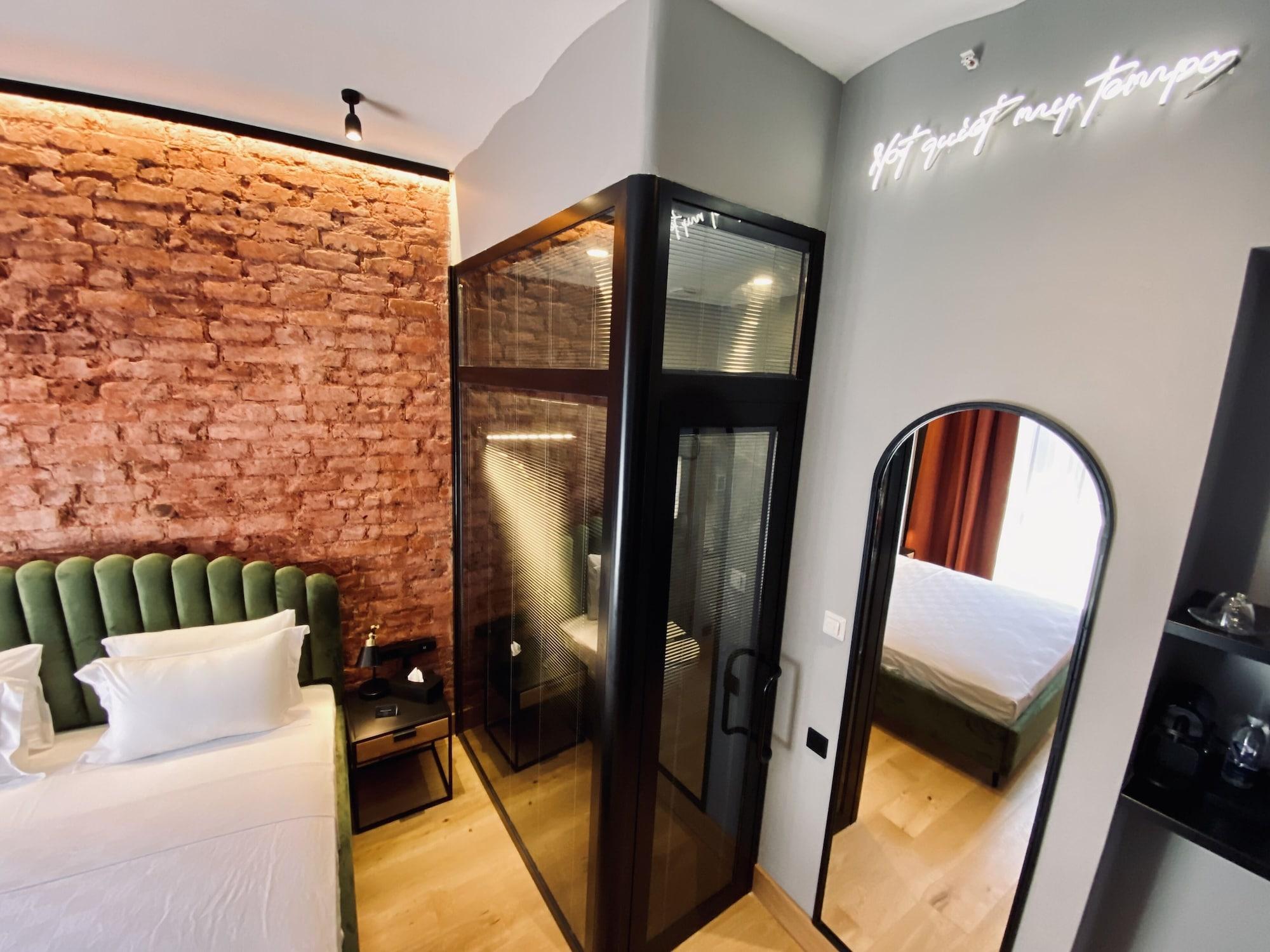 RUZ Hotels Istanboel Buitenkant foto A room at the hotel