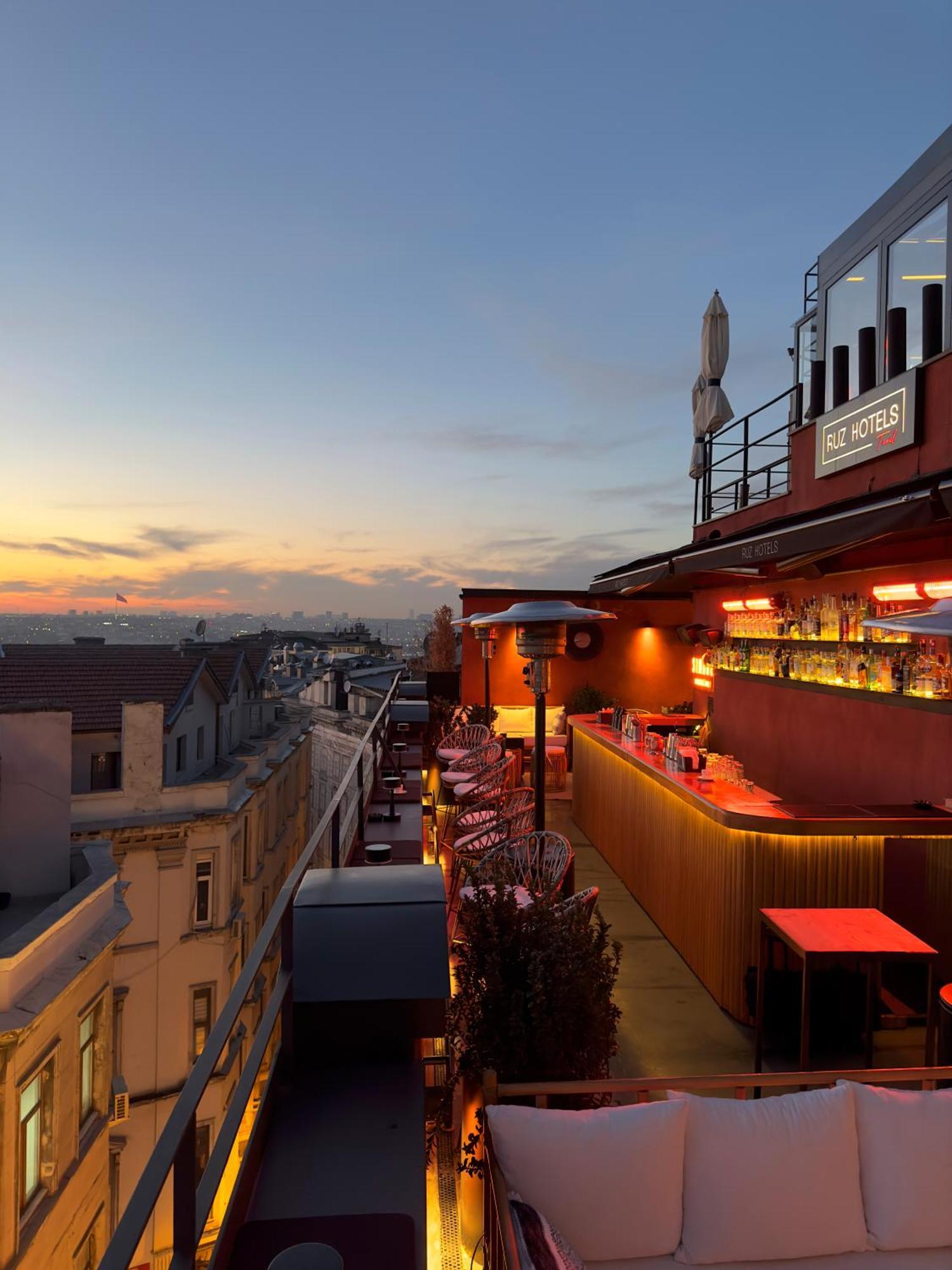 RUZ Hotels Istanboel Buitenkant foto Rooftop bar